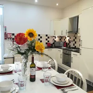  Apartment Spacious, Ground Floor, 2 Bedroom Apartment, Uplands,